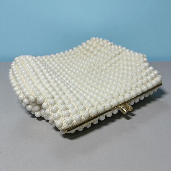 Vintage La Regale Beaded Clamshell Evening Bag White Faux Pearl Hobnail 1960s - Picture 2 of 10